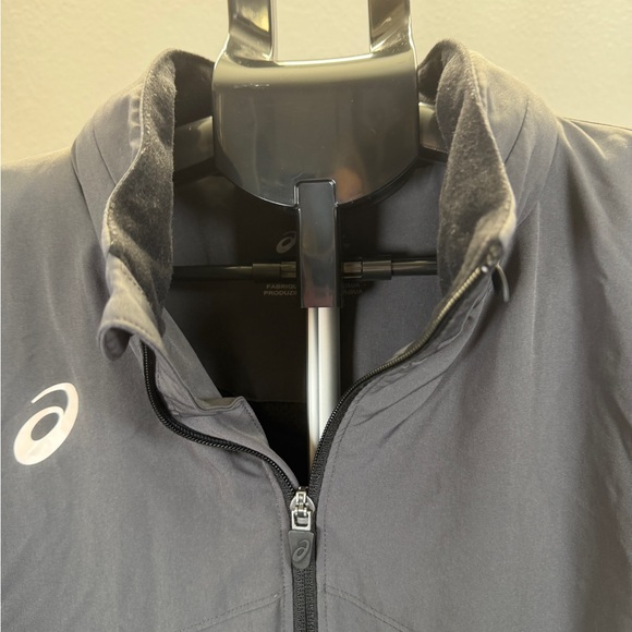 ASICS Men's Dark Gray Performance Jacket - Picture 3 of 8
